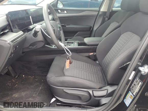 ✅ 2025 Kia K5 LXS • VIN: KNAG24J74S5357647 • Lot: 68320245. Wystawiony na Copart z przebiegiem 3 102 mil. Bezpłatny archiwum sprzedaży aukcyjnych z USA i szczegółowy raport historii pojazdu na DreamBid. Zdjęcie 7.