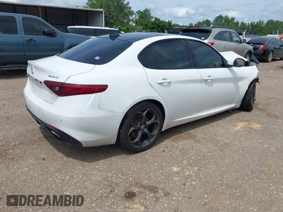 ✅ 2018 Alfa Romeo Giulia Ti Sport • VIN: ZARFAEEN8J7583814 • Лот: 42355186. Опубликован ранее на IAAI с пробегом Не указан. Бесплатный доступ к архиву аукционных продаж из США и подробный отчёт об истории автомобиля на DreamBid. Изображение 4.