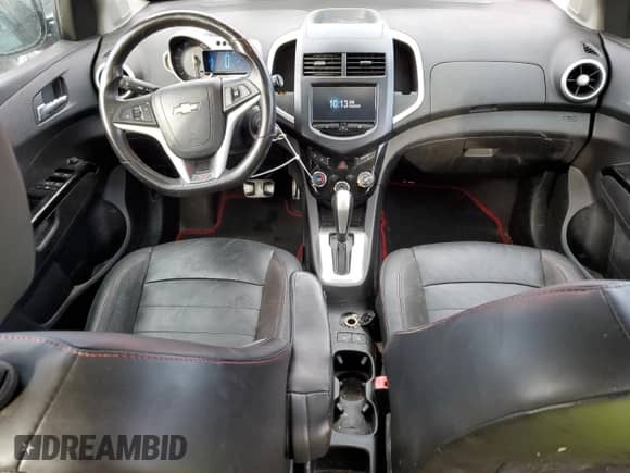 2013 Chevrolet Sonic RS z VIN 1G1JG6SB1D4150742, wystawiony jako Copart lot #88859145 z przebiegiem 96 024 mil mil oraz Czysty tytuł • Clean title. Historia ofert i sprzedaży dostępna na DreamBid. Obrazek 8.