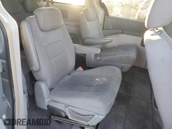 ✅ 2010 Dodge Grand Caravan SXT • VIN: 2D4RN5D19AR229733 • Лот: 91013625. Опубликован ранее на Copart с пробегом 197 139 миль. Бесплатный доступ к архиву аукционных продаж из США и подробный отчёт об истории автомобиля на DreamBid. Изображение 11.