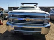 ✅ 2017 Chevrolet Silverado 2500HD Work Truck • VIN: 1GC2KUEG3HZ243132 • Lot: 52974385. Wystawiony na Copart z przebiegiem 230 344 mil. Bezpłatny archiwum sprzedaży aukcyjnych z USA i szczegółowy raport historii pojazdu na DreamBid. Zdjęcie 5.