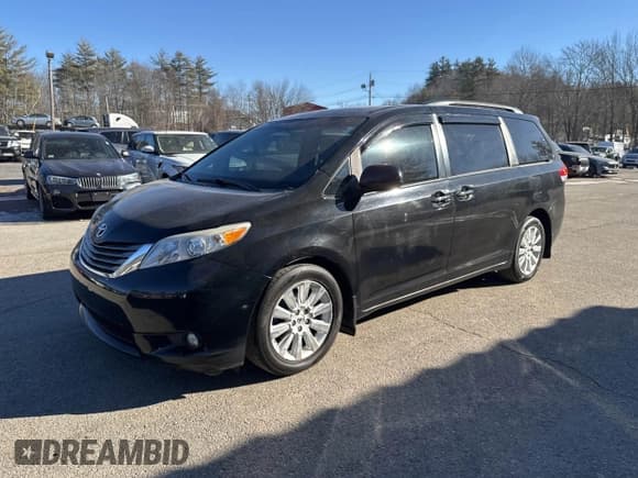 ✅ 2013 Toyota Sienna XLE • VIN: 5TDDK3DC3DS052713 • Lot: 41451844. Wystawiony na IAAI z przebiegiem 284 884 mil. Bezpłatny archiwum sprzedaży aukcyjnych z USA i szczegółowy raport historii pojazdu na DreamBid. Zdjęcie 2.