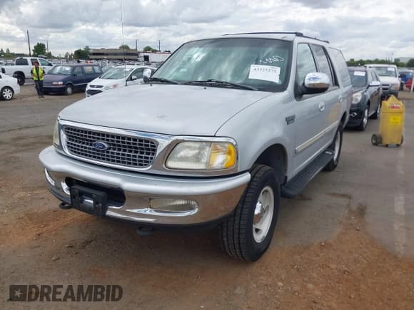 ✅ 1998 Ford Expedition XLT • VIN: 1FMPU18LXWLB92425 • Lot: 43325275. Wystawiony na IAAI z przebiegiem 180 023 mil. Bezpłatny archiwum sprzedaży aukcyjnych z USA i szczegółowy raport historii pojazdu na DreamBid. Zdjęcie 2.