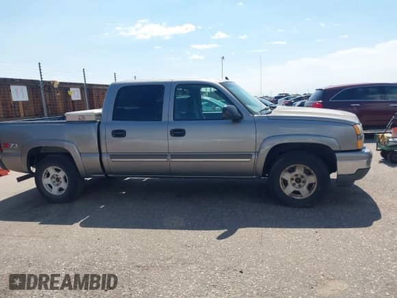 2006 Chevrolet Silverado 1500 LT1 z VIN 2GCEK13Z961269076, wystawiony jako IAAI lot #42697230 z przebiegiem 283 980 mil mil oraz . Historia ofert i sprzedaży dostępna na DreamBid. Obrazek 12.