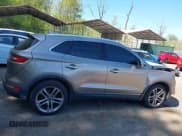 ✅ 2019 Lincoln MKC Reserve • VIN: 5LMCJ3D93KUL53163 • Lot: 42097105. Wystawiony na IAAI z przebiegiem 71 066 mil. Bezpłatny archiwum sprzedaży aukcyjnych z USA i szczegółowy raport historii pojazdu na DreamBid. Zdjęcie 13.