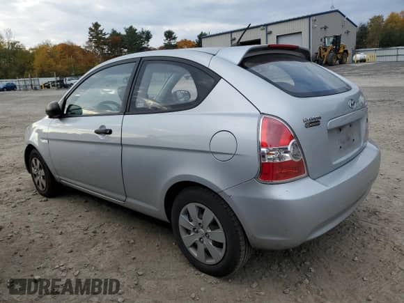 2010 Hyundai Accent GS z VIN KMHCM3AC8AU182418, wystawiony jako Copart lot #77564514 z przebiegiem 148 764 mil mil oraz Czysty tytuł • Clean title. Historia ofert i sprzedaży dostępna na DreamBid. Obrazek 2.
