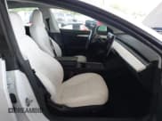 ✅ 2022 Tesla Model 3 Long Range • VIN: 5YJ3E1EB6NF115533 • Lot: 42144038. Wystawiony na IAAI z przebiegiem 53 225 mil. Bezpłatny archiwum sprzedaży aukcyjnych z USA i szczegółowy raport historii pojazdu na DreamBid. Zdjęcie 5.