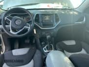 ✅ 2014 Jeep Cherokee Sport • VIN: 1C4PJMAB2EW272945 • Lot: 91497235. Wystawiony na Copart z przebiegiem 168 494 mil. Bezpłatny archiwum sprzedaży aukcyjnych z USA i szczegółowy raport historii pojazdu na DreamBid. Zdjęcie 9.