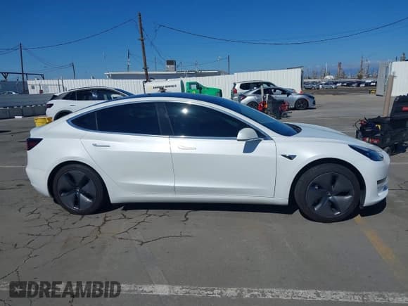 ✅ 2018 Tesla Model 3 Long Range Battery • VIN: 5YJ3E1EA0JF168813 • Lot: 43464479. Wystawiony na IAAI z przebiegiem 84 233 mil. Bezpłatny archiwum sprzedaży aukcyjnych z USA i szczegółowy raport historii pojazdu na DreamBid. Zdjęcie 13.