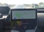 ✅ 2024 Toyota bZ4X XLE • VIN: JTMABACA7RA079375 • Lot: 43310845. Wystawiony na IAAI z przebiegiem 33 574 mil. Bezpłatny archiwum sprzedaży aukcyjnych z USA i szczegółowy raport historii pojazdu na DreamBid. Zdjęcie 18.