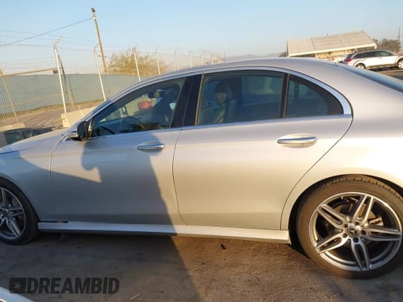 ✅ 2019 Mercedes-Benz E 300 • VIN: WDDZF4JB8KA594854 • Lot: 43811025. Listed on IAAI with 64,022 mi. Free auction sales archive from the USA and detailed vehicle history report at DreamBid. Image 15.