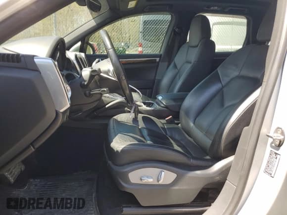 ✅ 2014 Porsche Cayenne S • VIN: WP1AB2A21ELA56799 • Lot: 52091725. Listed on Copart with 192,127 mi. Free auction sales archive from the USA and detailed vehicle history report at DreamBid. Image 7.