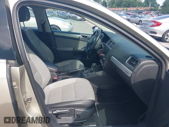 ✅ 2013 Volkswagen Jetta Hybrid SE • VIN: 3VW637AJ8DM238647 • Lot: 42733019. Listed on IAAI with 170,045 mi. Free auction sales archive from the USA and detailed vehicle history report at DreamBid. Image 5.