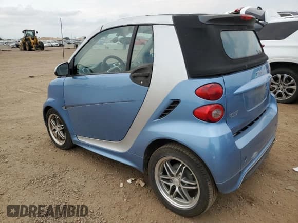 ✅ 2015 Smart fortwo Passion • VIN: WMEEK3BA4FK798010 • Lot: 65277365. Wystawiony na Copart z przebiegiem 135 963 mil. Bezpłatny archiwum sprzedaży aukcyjnych z USA i szczegółowy raport historii pojazdu na DreamBid. Zdjęcie 2.