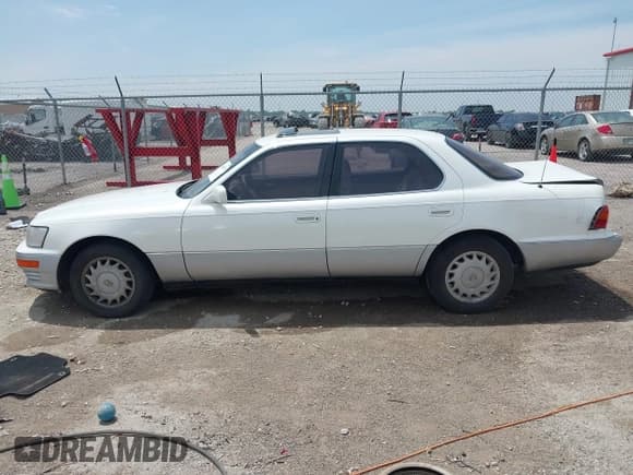 ✅ 1992 Lexus LS • VIN: JT8UF11E7N0113403 • Lot: 42483040. Wystawiony na IAAI z przebiegiem 211 951 mil. Bezpłatny archiwum sprzedaży aukcyjnych z USA i szczegółowy raport historii pojazdu na DreamBid. Zdjęcie 14.