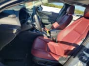 ✅ 2024 Mazda CX-30 S Carbon Edition • VIN: 3MVDMBCM9RM604607 • Lot: 92480485. Wystawiony na Copart z przebiegiem 10 048 mil. Bezpłatny archiwum sprzedaży aukcyjnych z USA i szczegółowy raport historii pojazdu na DreamBid. Zdjęcie 7.