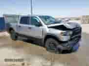 2025 Ram 1500 Rebel z VIN 1C6SRFLP0SN570460, wystawiony jako Copart lot #60926435 z przebiegiem 35 584 mil mil oraz Czysty tytuł • Clean title. Historia ofert i sprzedaży dostępna na DreamBid. Obrazek 4.