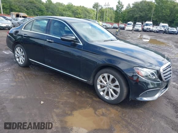 ✅ 2017 Mercedes-Benz E 300 Luxury • VIN: WDDZF4KB9HA220745 • Lot: 43019490. Wystawiony na IAAI z przebiegiem Nie podano. Bezpłatny archiwum sprzedaży aukcyjnych z USA i szczegółowy raport historii pojazdu na DreamBid. Zdjęcie 1.