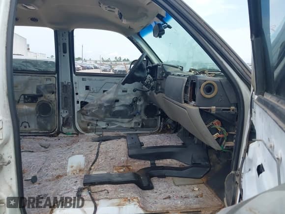 ✅ 2004 Chevrolet Suburban LT • VIN: 3GNGK26U24G303577 • Lot: 42881307. Wystawiony na IAAI z przebiegiem Nie podano. Bezpłatny archiwum sprzedaży aukcyjnych z USA i szczegółowy raport historii pojazdu na DreamBid. Zdjęcie 5.