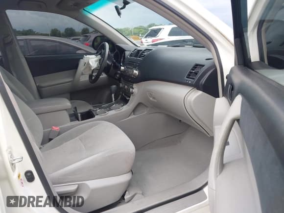 ✅ 2010 Toyota Highlander • VIN: 5TDZA3EH9AS004101 • Lot: 42508668. Listed on IAAI with 204,419 mi. Free auction sales archive from the USA and detailed vehicle history report at DreamBid. Image 5.