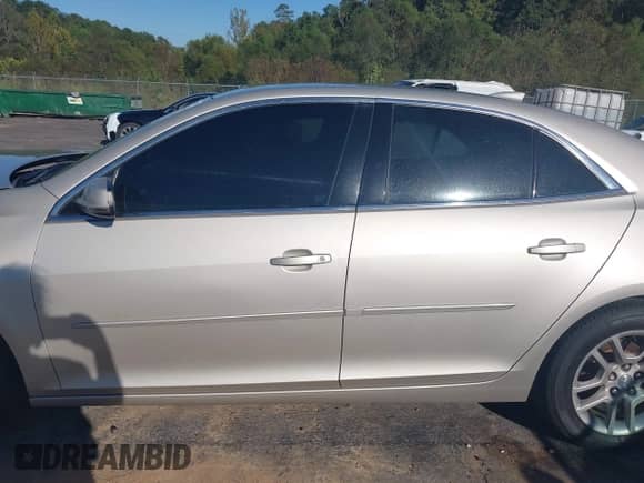 2015 Chevrolet Malibu LT z VIN 1G11C5SL8FF261312, wystawiony jako IAAI lot #43318360 z przebiegiem 294 932 mil mil oraz . Historia ofert i sprzedaży dostępna na DreamBid. Obrazek 14.