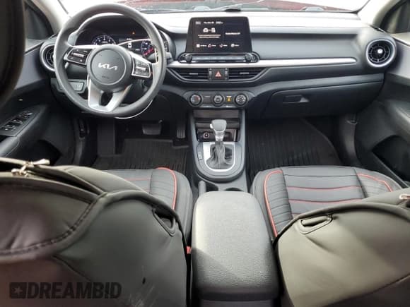 ✅ 2024 Kia Forte LXS • VIN: 3KPF24AD5RE709699 • Lot: 90314825. Wystawiony na Copart z przebiegiem 13 956 mil. Bezpłatny archiwum sprzedaży aukcyjnych z USA i szczegółowy raport historii pojazdu na DreamBid. Zdjęcie 8.