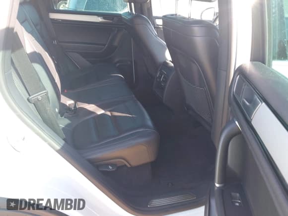 ✅ 2017 Volkswagen Touareg Wolfsburg Edition • VIN: WVGRF7BP7HD001784 • Lot: 43358059. Listed on IAAI with 87,962 mi. Free auction sales archive from the USA and detailed vehicle history report at DreamBid. Image 8.