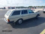 ✅ 1981 Mercedes-Benz 300 • VIN: WDBAB93A0BN004769 • Lot: 43684189. Wystawiony na IAAI z przebiegiem 306 130 mil. Bezpłatny archiwum sprzedaży aukcyjnych z USA i szczegółowy raport historii pojazdu na DreamBid. Zdjęcie 4.