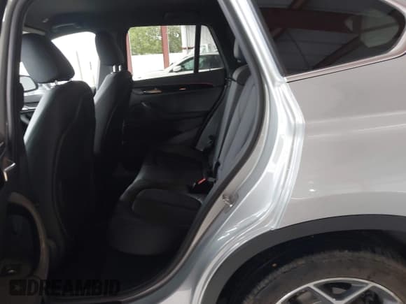 ✅ 2017 BMW X1 sDrive28i • VIN: WBXHU7C33H5H38109 • Lot: 43454360. Wystawiony na IAAI z przebiegiem 81 688 mil. Bezpłatny archiwum sprzedaży aukcyjnych z USA i szczegółowy raport historii pojazdu na DreamBid. Zdjęcie 8.