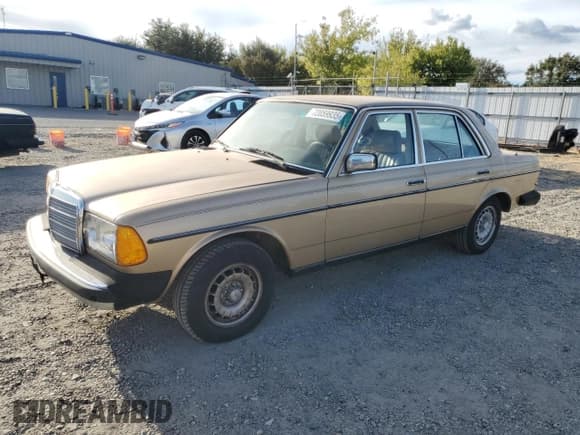✅ 1984 Mercedes-Benz 300 D • VIN: WDBAB33A5EA066564 • Lot: 72059935. Listed on Copart with 211,903 mi. Free auction sales archive from the USA and detailed vehicle history report at DreamBid. Image 1.