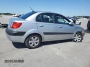 ✅ 2009 Kia Rio LX • VIN: KNADE223196505137 • Лот: 71867015. Опубликован ранее на Copart с пробегом 198 526 миль. Бесплатный доступ к архиву аукционных продаж из США и подробный отчёт об истории автомобиля на DreamBid. Изображение 3.