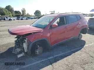 ✅ 2019 Jeep Compass Latitude • VIN: 3C4NJDBB4KT735241 • Lot: 83852235. Wystawiony na Copart z przebiegiem Nie podano. Bezpłatny archiwum sprzedaży aukcyjnych z USA i szczegółowy raport historii pojazdu na DreamBid. Zdjęcie 1.