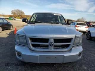 2008 Dodge Dakota z VIN 1D7HW78N78S598393, wystawiony jako Copart lot #77828614 z przebiegiem 173 080 mil mil oraz Nie do naprawy • Non repairable. Historia ofert i sprzedaży dostępna na DreamBid. Obrazek 5.