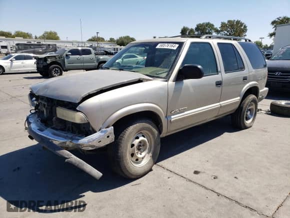 2002 Chevrolet Blazer LS z VIN 1GNDT13W22K190722, wystawiony jako Copart lot #68576164 z przebiegiem 124 420 mil mil oraz Szkoda całkowita • Salvage title. Historia ofert i sprzedaży dostępna na DreamBid. Obrazek 1.