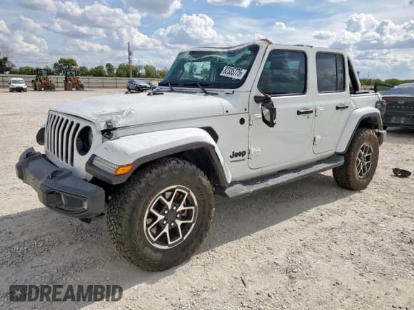 ✅ 2022 Jeep Wrangler Unlimited Sahara Altitude • VIN: 1C4HJXEG5NW116832 • Lot: 82335775. Wystawiony na Copart z przebiegiem 61 313 mil. Bezpłatny archiwum sprzedaży aukcyjnych z USA i szczegółowy raport historii pojazdu na DreamBid. Zdjęcie 1.