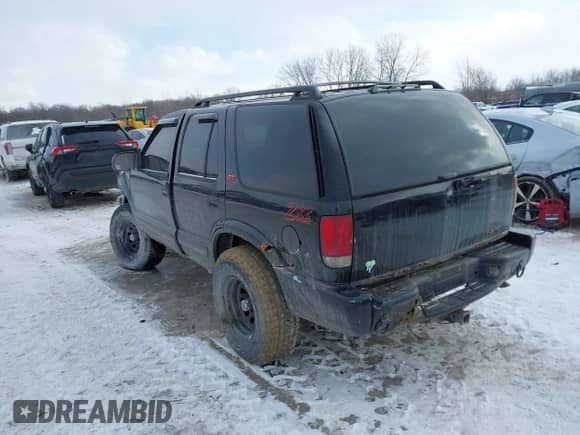 2000 Chevrolet Blazer LT with VIN 1GNDT13W9YK230447, listed as a IAAI auction lot 41381178 with 205,747 mi miles and . Bid and sale history available at DreamBid. Image 3.