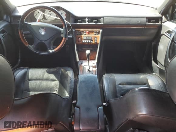 ✅ 1994 Mercedes-Benz 400 E • VIN: WDBEA34E6RC103296 • Lot: 57000855. Wystawiony na Copart z przebiegiem 186 177 mil. Bezpłatny archiwum sprzedaży aukcyjnych z USA i szczegółowy raport historii pojazdu na DreamBid. Zdjęcie 8.