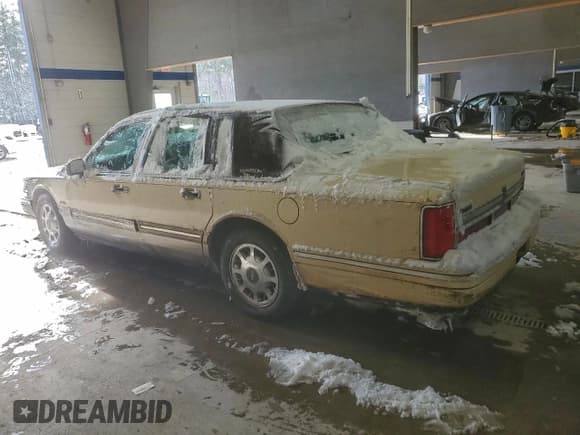 ✅ 1997 Lincoln Town Car Executive • VIN: 1LNLM81W1VY601022 • Lot: 82704885. Listed on Copart with 110,776 mi. Free auction sales archive from the USA and detailed vehicle history report at DreamBid. Image 2.
