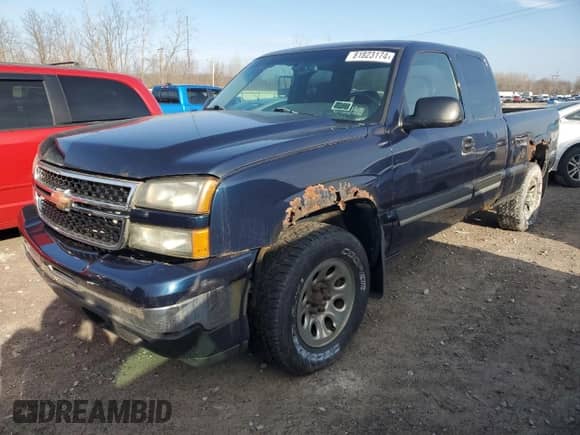 2006 Chevrolet Silverado 1500 LS z VIN 2GCEK19B761349793, wystawiony jako Copart lot #81823174 z przebiegiem 120 358 mil mil oraz Czysty tytuł • Clean title. Historia ofert i sprzedaży dostępna na DreamBid. Obrazek 1.