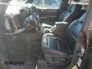 ✅ 2021 Ford Bronco • VIN: 1FMEE5DP8MLA67974 • Lot: 90499465. Wystawiony na Copart z przebiegiem 57 575 mil. Bezpłatny archiwum sprzedaży aukcyjnych z USA i szczegółowy raport historii pojazdu na DreamBid. Zdjęcie 7.