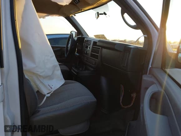 ✅ 2014 Chevrolet Express Passenger LT • VIN: 1GAZG1FG4E1185922 • Lot: 43744687. Wystawiony na IAAI z przebiegiem 135 516 mil. Bezpłatny archiwum sprzedaży aukcyjnych z USA i szczegółowy raport historii pojazdu na DreamBid. Zdjęcie 5.