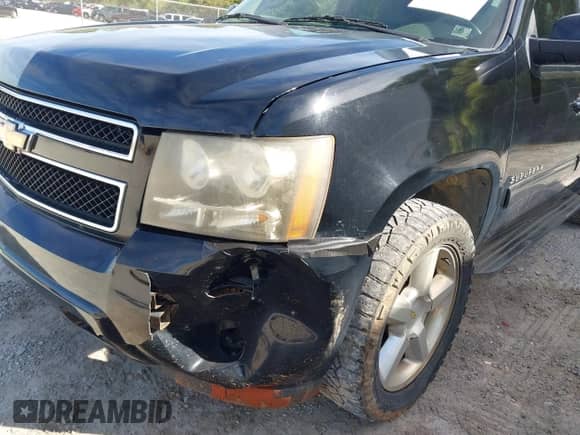 2011 Chevrolet Suburban LT z VIN 1GNSKJE33BR105732, wystawiony jako IAAI lot #43518190 z przebiegiem 181 775 mil mil oraz . Historia ofert i sprzedaży dostępna na DreamBid. Obrazek 6.