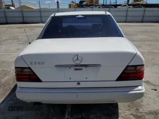 ✅ 1994 Mercedes-Benz E 320 • VIN: WDBEA32E5RC048522 • Lot: 47426734. Wystawiony na Copart z przebiegiem 84 760 mil. Bezpłatny archiwum sprzedaży aukcyjnych z USA i szczegółowy raport historii pojazdu na DreamBid. Zdjęcie 6.