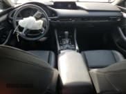 ✅ 2024 Mazda 3 S Preferred • VIN: 3MZBPACM7RM402498 • Lot: 80321445. Wystawiony na Copart z przebiegiem 30 125 mil. Bezpłatny archiwum sprzedaży aukcyjnych z USA i szczegółowy raport historii pojazdu na DreamBid. Zdjęcie 8.