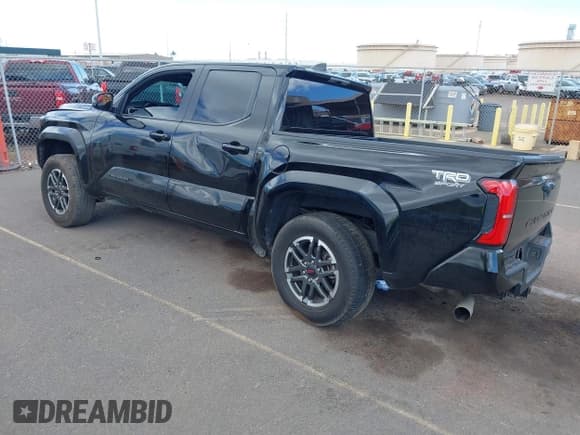 ✅ 2024 Toyota Tacoma SR5 • VIN: 3TYKB5FN9RT011709 • Lot: 42475443. Wystawiony na IAAI z przebiegiem 11 357 mil. Bezpłatny archiwum sprzedaży aukcyjnych z USA i szczegółowy raport historii pojazdu na DreamBid. Zdjęcie 3.