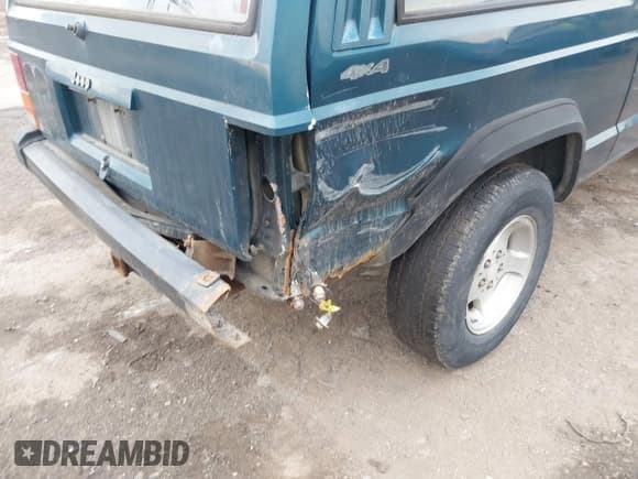 ✅ 1996 Jeep Cherokee • VIN: 1J4FJ27P1TL278991 • Lot: 41463142. Wystawiony na IAAI z przebiegiem 213 850 mil. Bezpłatny archiwum sprzedaży aukcyjnych z USA i szczegółowy raport historii pojazdu na DreamBid. Zdjęcie 6.