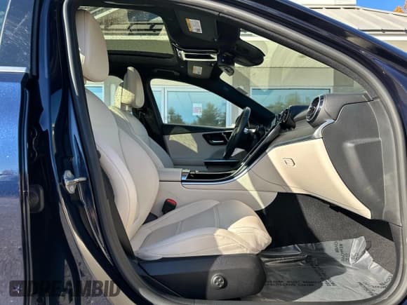 ✅ 2022 Mercedes-Benz C 300 • VIN: W1KAF4HB2NR017214 • Lot: 90932635. Wystawiony na Copart z przebiegiem 57 673 mil. Bezpłatny archiwum sprzedaży aukcyjnych z USA i szczegółowy raport historii pojazdu na DreamBid. Zdjęcie 5.