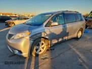 ✅ 2013 Toyota Sienna LE • VIN: 5TDKK3DCXDS281607 • Лот: 96292585. Опубликован ранее на Copart с пробегом 98 613 миль. Бесплатный доступ к архиву аукционных продаж из США и подробный отчёт об истории автомобиля на DreamBid. Изображение 1.