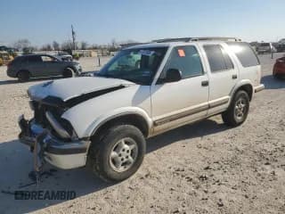 ✅ 1998 Chevrolet Blazer LS • VIN: 1GNDT13W9W2147761 • Lot: 47551835. Wystawiony na Copart z przebiegiem 211 761 mil. Bezpłatny archiwum sprzedaży aukcyjnych z USA i szczegółowy raport historii pojazdu na DreamBid. Zdjęcie 1.