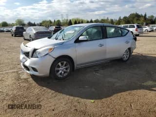 ✅ 2013 Nissan Versa S Plus • VIN: 3N1CN7AP6DL884718 • Lot: 55601705. Wystawiony na Copart z przebiegiem 65 622 mil. Bezpłatny archiwum sprzedaży aukcyjnych z USA i szczegółowy raport historii pojazdu na DreamBid. Zdjęcie 1.